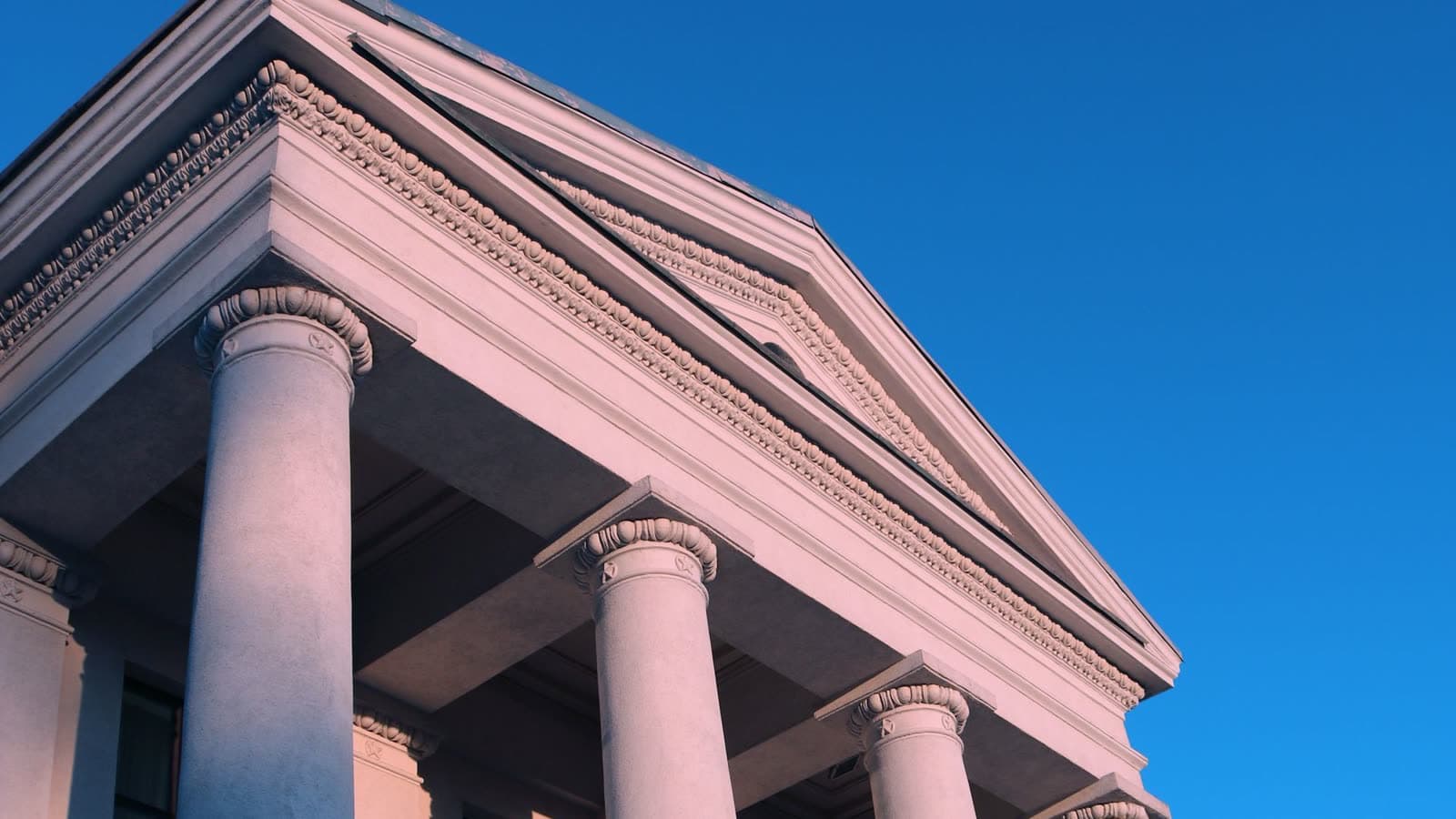 Fachada de un edificio institucional con columnas